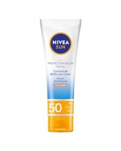 NIVEA SUN Protector Solar Facial Control de Brillo Tono Medio (50 ml), con Color que se Adapta a tu Tono de Piel, Bloqueador solar FPS 50+, no Grasoso para Todo Tipo de Piel