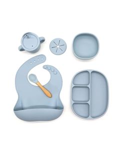 KITCHLAB | Vajilla de silicona primeros alimentos para bebe, niño y niña | 5 piezas | Babero + Tazón + Cuchara + Vaso con 3 tapas | Libre de BPA, grado alimenticio impermeable y fácil de lavar (Blue)