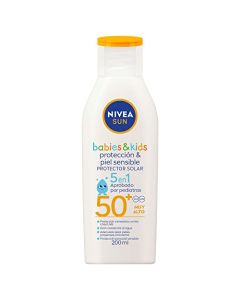 NIVEA SUN KIDS Protector Solar Corporal Protect & Sensitive (200 ml), Loción Solar en Spray No Grasosa ni Pegajosa Ideal para la Piel Sensible de los Niños Fps 50+ Resistente al Agua